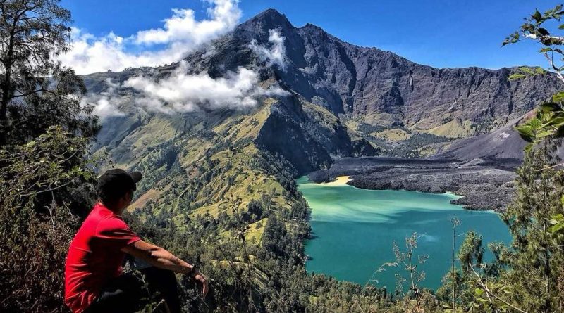 Start Hiking Mount Rinjani on the ultimate adventure with the Senaru 3D2N trekking experience. Starting in the charming Senaru village,